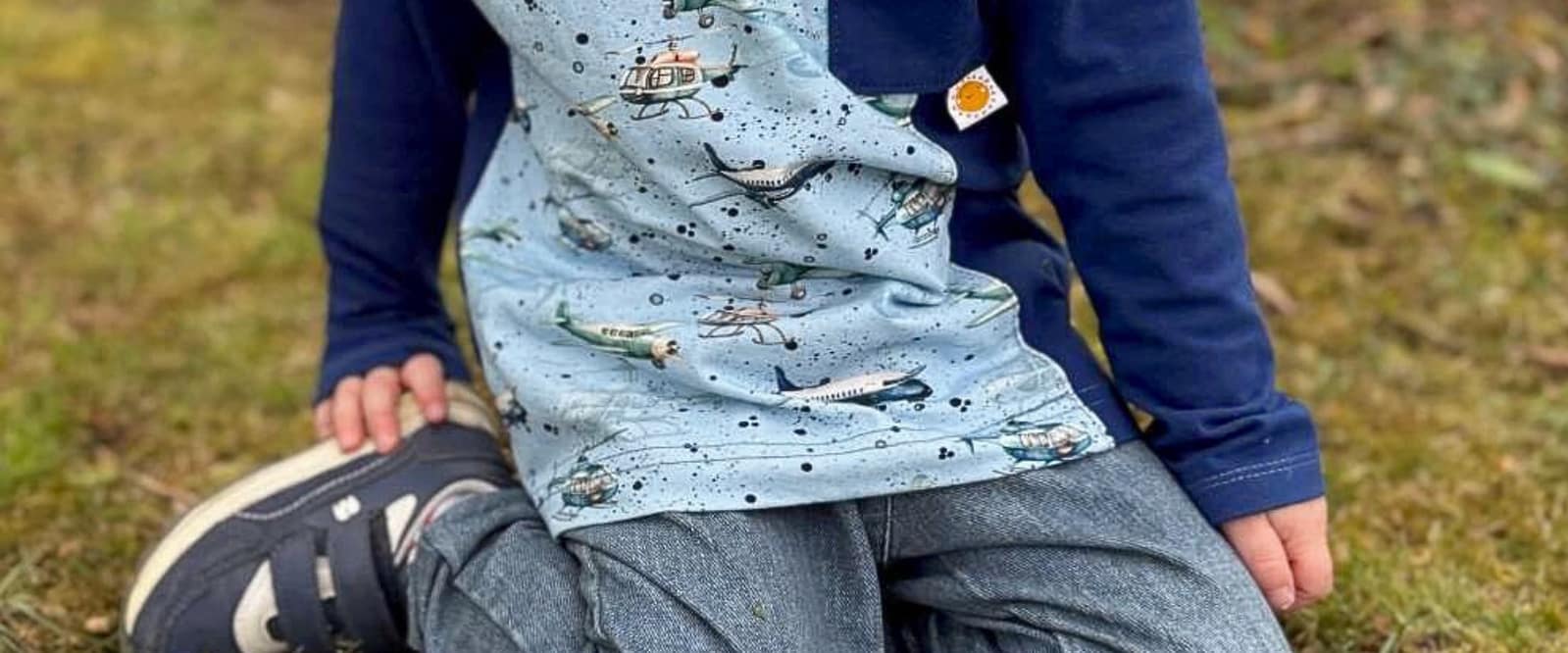 handmade Langarmshirt aus Jersey mit Flugzeug und Hubschrauber Motiv und handgemachte Kinderhose - bequem & mitwachsend, ideal für Spielplatz & Alltag