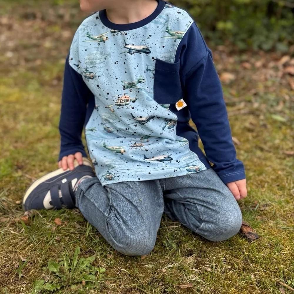 Handgemachtes Langarmshirt für Jungen – mit Flugzeugen & Brusttasche. Perfekt für den Frühling
