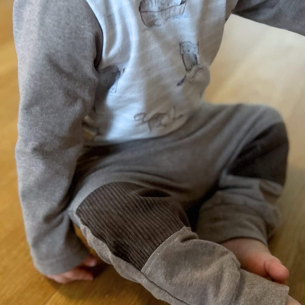 Handmade Krabbelhose für Babys und robuste Kinderhose für Kleinkind; aus dehnbarem French Terry - bequem und trotzdem robust durch verstärkte Kniebereiche mit Cord