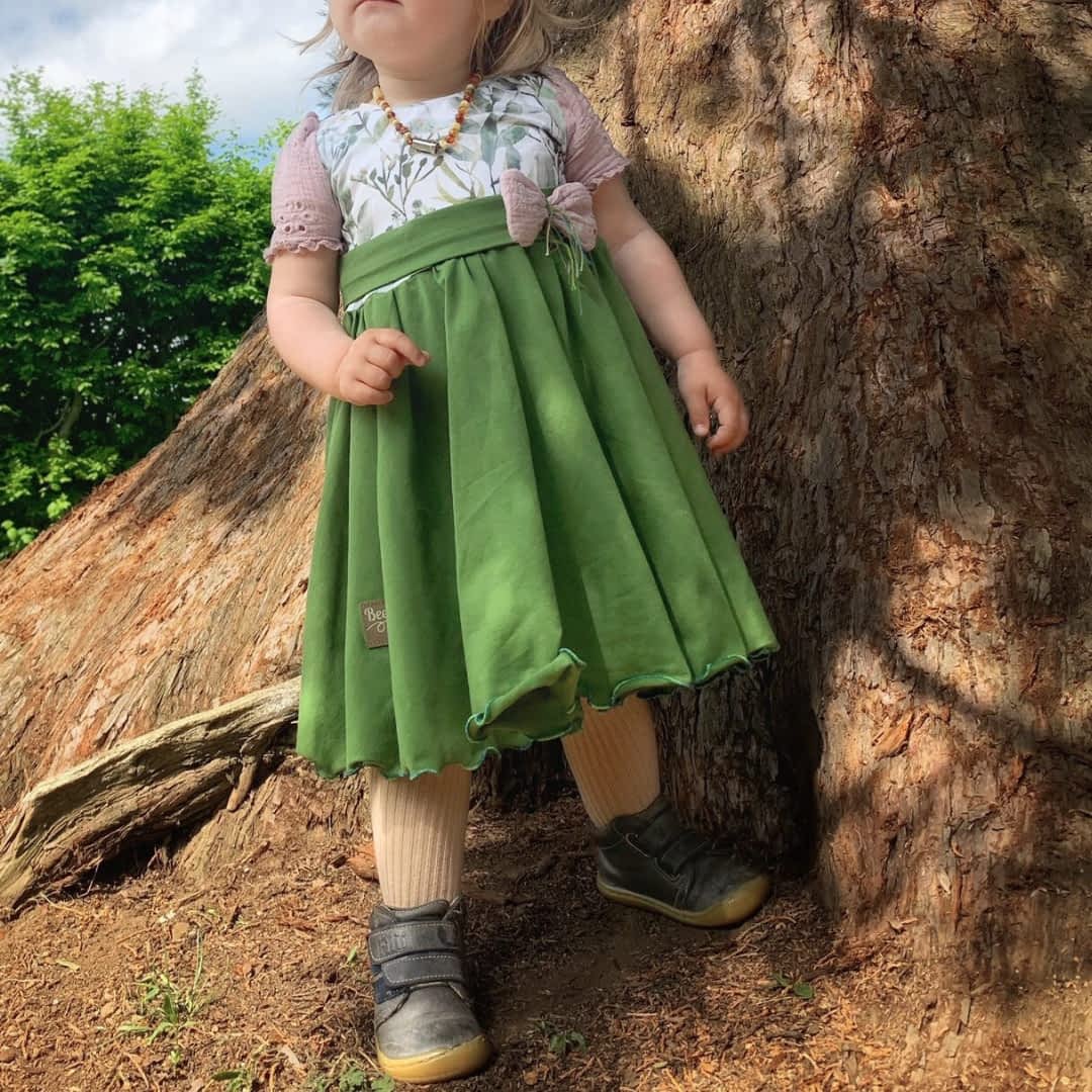 Handgemachtes festliches Kinderkleid mit weitem Tellerrock; Drehkleid für Kinder für Feste & Alltag