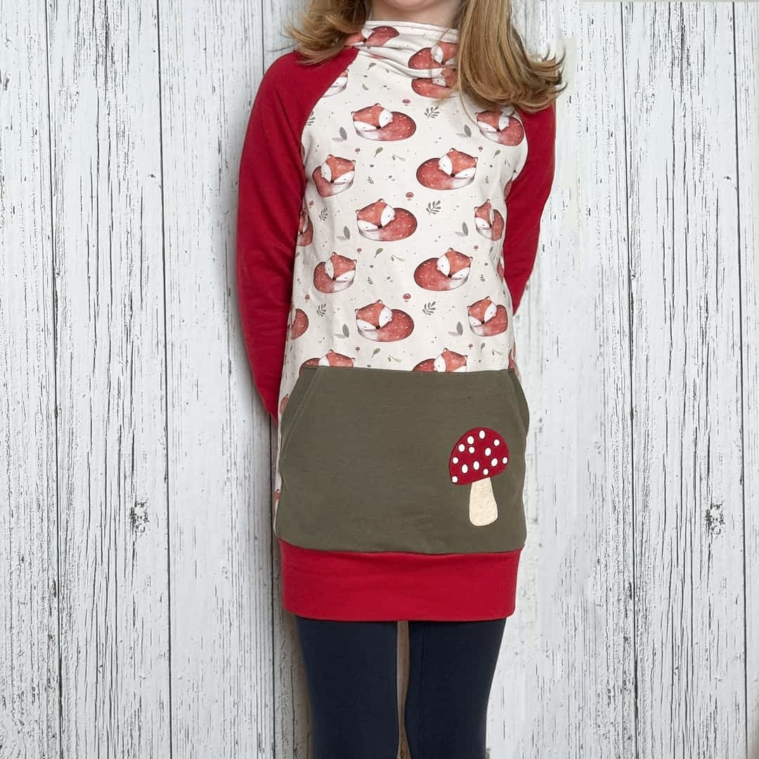 Handmade Kinderkleidung: Kinderpullover mit Kapuze - Hoodie für Babys & Kinder mit Raglan-Ärmeln und Bauchtasche mit Pilz-Applikation - als Longhoodie