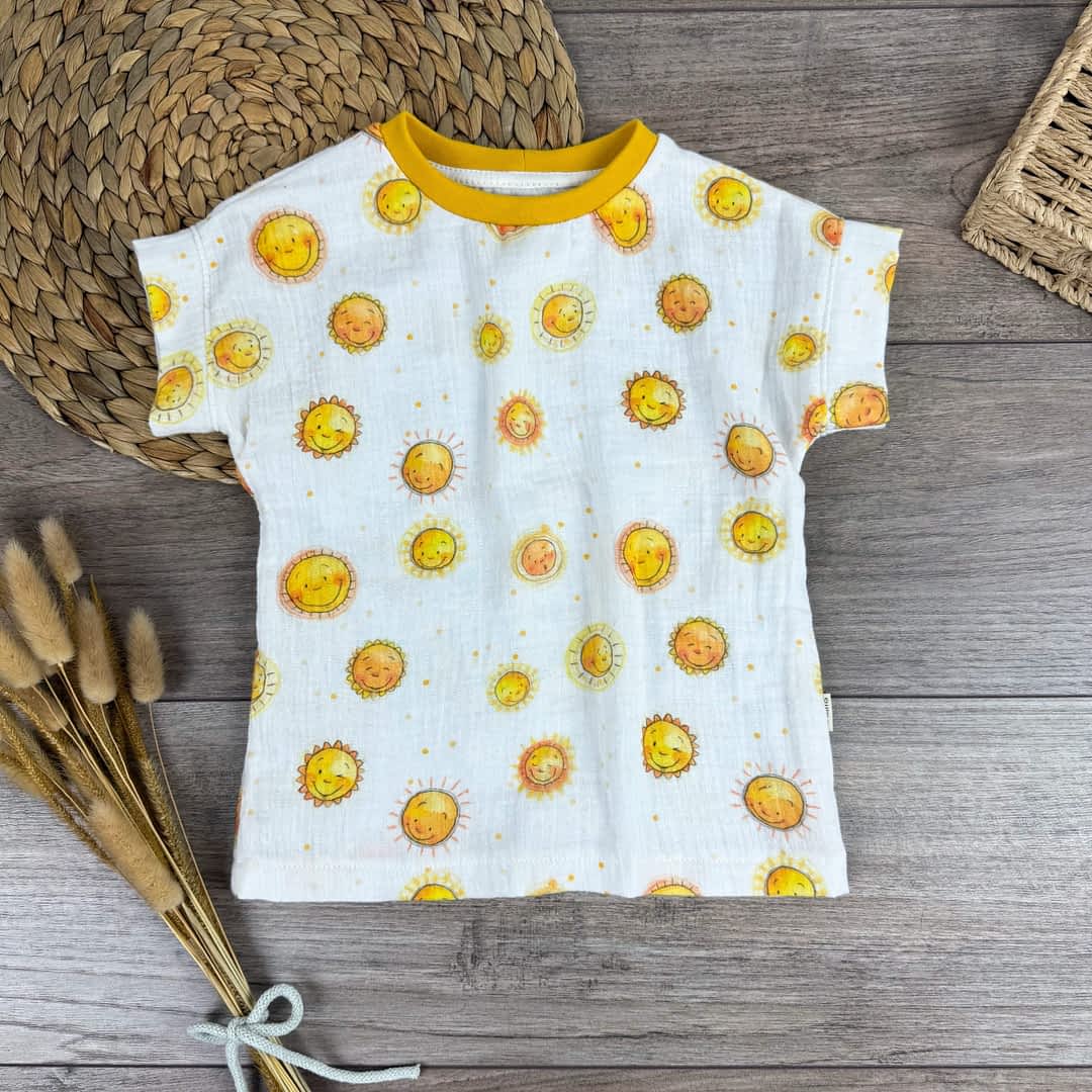 Handgemachtes Musselin T-Shirt mit Sonnenmuster, kurzärmelig, luftig und bequem für warme Tage.