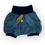 Kurze Pumphose in Jeansoptik für Babys & Kinder - bequem & elastisch, perfekt für aktive Kinder an warmen Sommertagen. Leicht zu kombinieren mit allen Oberteilen.