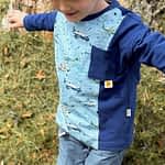 Handmade Kinderkleidung: Handgemachtes Langarmshirt für Kinder, aus weichem Jersey mit Flugzeug-Motiv – bequem & individuell genäht