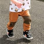 Handmade Kinderhose für Babys & Kinder mit Kniebereichen aus Cord und Hauptstoff aus weichem French Terry - robust. Ideal als Krabbelhose oder Tobehose für Abenteuer & Spielspaß