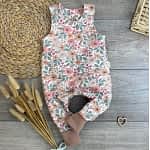Handmade Babykleidung: Mitwachsender Strampler für Mädchen mit Blumen-Motiv, mit Knopfleiste zum Wickeln und mitwachsenden Beinbündchen