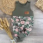 Handmade Strampler mit Blumenmotiv; Druckknöpfe oben, inklusive Zwickel für Bewegungsfreiheit und mitwachsend