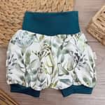 Kurze Pumphose Gr. 74 für Babys mit floralem Muster (Eucalyptus) in grün und türkis; handmade & mitwachsend