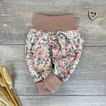 Handmade Pumphose Gr. 56 mit floralem Muster in altrosa (Blumen), mitwachsende Babykleidung