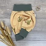 Handmade Pumphose Gr. 56 mit grünen Drachen auf sandgelbem Hintergrund, dunkelgrüne bequeme Bündchen; mitwachsende Babykleidung