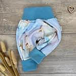 Handmade Pumphose in Gr. 56 für Babys in blau mit märchenhaftem Motiv (fliegender Junge, Fee, Schloss), mitwachsende Kinderkleidung mit Bündchen