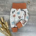 Handmade Pumphose Gr. 56 Katzen-Motiv mit kupferfarbenen Bündchen; mitwachsende Babymode; hochwertiger Jersey