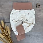 Handmade Pumphose Gr. 62 mit minimalistischem Blumenmotiv (kleine Blumen in Taupe auf cremefarbenem Hintergrund) mit taupe farbenen Bündchen zum mitwachsen
