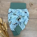 Handmade Pumphose Gr. 62 mit Flugzeugen auf hellblauem Hintergrund mit altgrünen Bündchen (wiederkehrende Farbe von den Flugzeugen); hochwertiger Jersey Stoff; mitwachsende Babykleidung