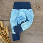 Handmade Pumphose Gr. 62 im Jeanslook; mitwachsende Babykleidung durch lange Bündchen