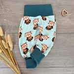 Handmade Pumphose Gr. 62 mit süßen roten Pandas; mitwachsende Babykleidung; hochwertiger Sommersweat Stoff