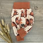 Handmade Pumphose Gr. 68 mit niedlichem Bären-Motiv & kleinem Küken (Freunde); der Bär ist in einem schönen warmen Braun auf einem cremefarbenen Hintergrund, die langen Bündchen zum mitwachsen sind in dem gleichen Braunton; hochwertiger Sommersweat Stoff