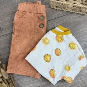 Handmade Babykleidung & Kinderkleidung: Bequeme kurze Kinderhose in Jeansoptik mit Hosentaschen kombiniert mit luftigem Musselin-Shirt