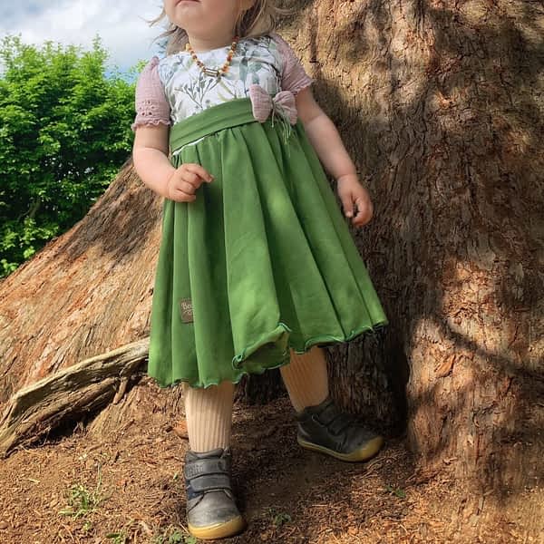 Handgemachtes festliches Kinderkleid mit weitem Tellerrock; Drehkleid für Kinder für Feste & Alltag