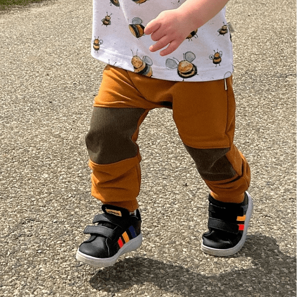Tragefoto handgemachte Hose für Babys & Kinder - Robuste Hose mit Cord, Räuberhose an Kleinkind