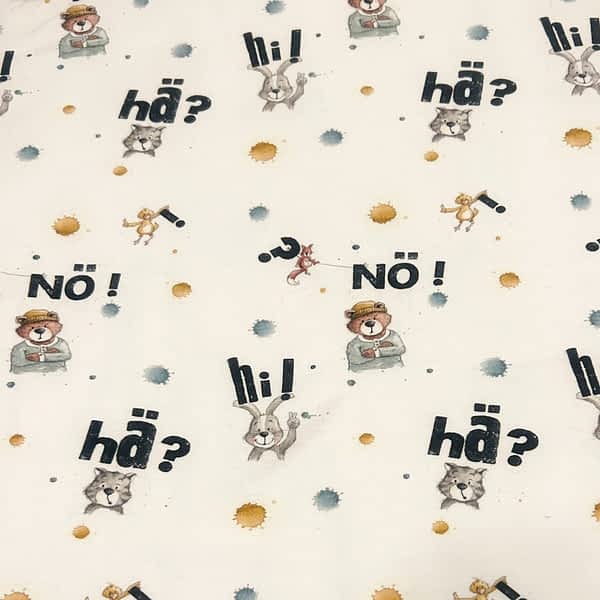 Handmade Kinderkleidung: French Terry Stoff mit niedlichem Tiermotiv (Bär, Hase, Katze, Küken) und "hi, hä, nö"-Aussagen auf hellem Hintergrund mit gelben und blauen Klecksen - perfekt für handgemachte Kinderpullover & Pumphosen