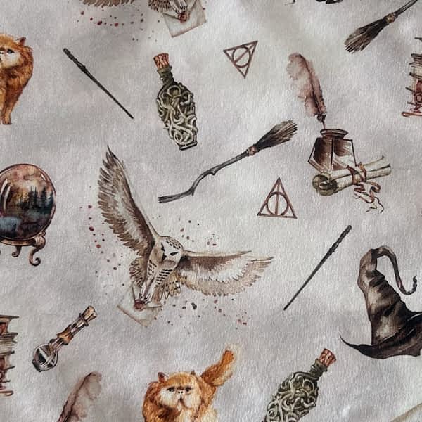 Handmade Kinderkleidung: French Terry Stoff mit Zauberer-Motiv - perfekt für coole Kinderpullover und Kinderhosen von Zauberer-Fans