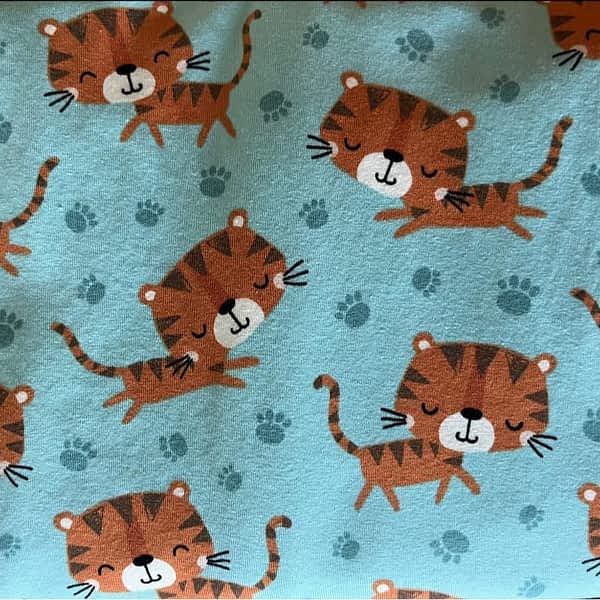 Jersey Stoff mit Tigermotiv und Pfoten - weicher, hochwertiger Bio-Stoff mit süßem Tiger-Design für Kinderkleidung, Babykleidung, Handmadekleidung, nachhaltige Kleidung