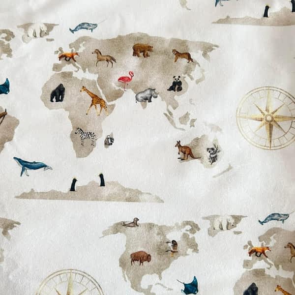 Maritimer Jersey Stoff mit Tiermotiv auf einer Landkarte - weicher, hochwertiger Bio-Stoff mit Landkarten-Design für Kleidung, Kinderkleidung, Babykleidung, Handmadekleidung, nachhaltig