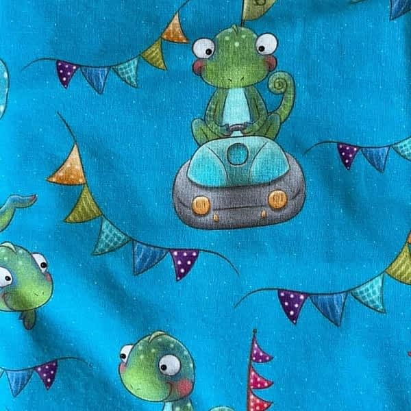 Bio-Jersey Stoff mit süßem Frosch, der Autoscooter fährt und bunter Wimpelkette -nachhaltiger, weicher Stoff ideal für Baby- und Kinderkleidung, für umweltbewusste mitwachsende handgemachte Kindermode, wie T-Shirt für Kinder, Langarmshirt für Kinder