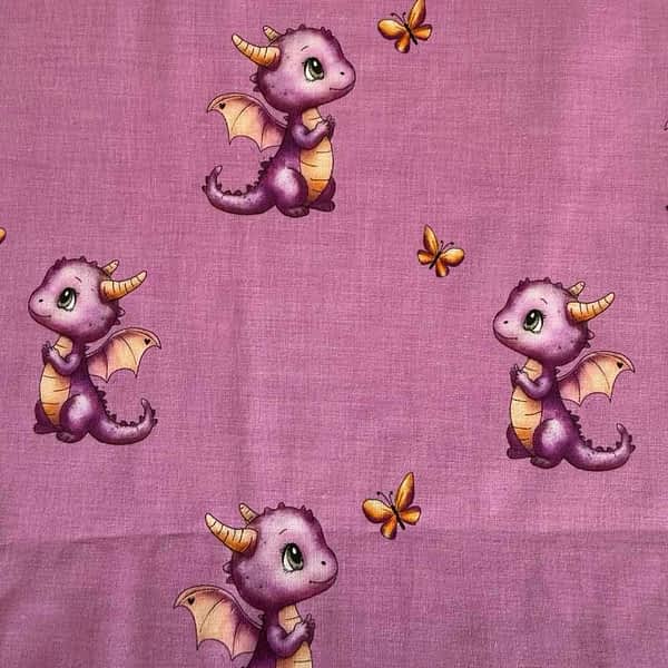 Jersey-Stoff mit niedlichem lila Drachen und Schmetterlingen auf hell lilanem Hintergrund - weich, farbintensiv & ideal für handgemachte Babykleidung & Kindermode wie Pumphosen, T-Shirts, Mitwachskleidung