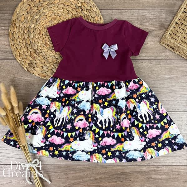 Handmade Kleid für Mädchen aus weichem Jersey Stoff mit Einhorn-Motiv mit Sternen in Regenbogen-Farben, das Oberteil ist einfarbig - liebevoll handgemacht & mitwachsend für Babys & Kinder