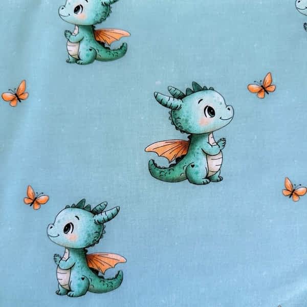 Handmade Kinderkleidung Jersey-Stoff mit niedlichem türkisen Drachen und Schmetterlingen auf hell blauem Hintergrund - weich, farbintensiv & ideal für handgemachte Babykleidung & Kindermode wie Pumphosen, T-Shirts, Mitwachskleidung