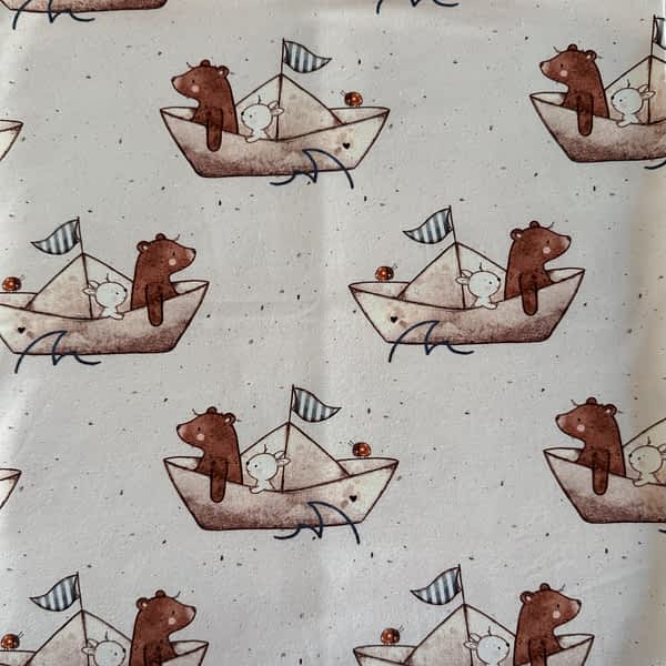 Cremefarbener Jersey-Stoff mit Bär, Hase und Marienkäfer in Papierbooten – liebevolles Motiv für Baby- und Kinderkleidung