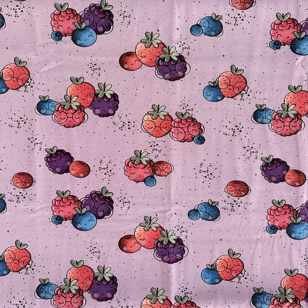 Jersey-Stoff in Rosa mit bunten Beeren-Motiven (Erdbeeren, Blaubeeren, Himbeeren) – ideal für verspielte Kinderkleidung wie T-Shirts, Kleider oder Pumphose