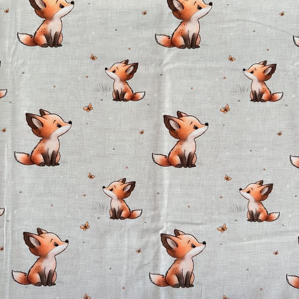 Hell minter Jersey-Stoff mit niedlichen Füchsen und Schmetterlingen – ideal für handgemachte Kinderkleidung wie Shirts, Pumphosen oder Kleider