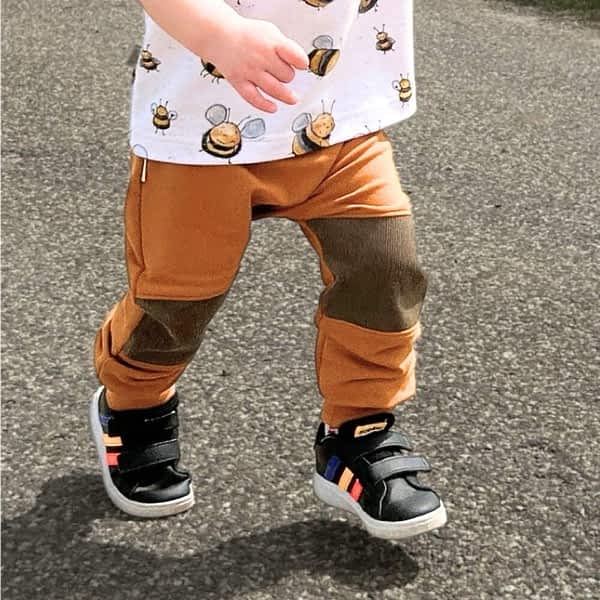Handmade Kinderhose für Babys & Kinder mit Kniebereichen aus Cord und Hauptstoff aus weichem French Terry - robust. Ideal als Krabbelhose oder Tobehose für Abenteuer & Spielspaß