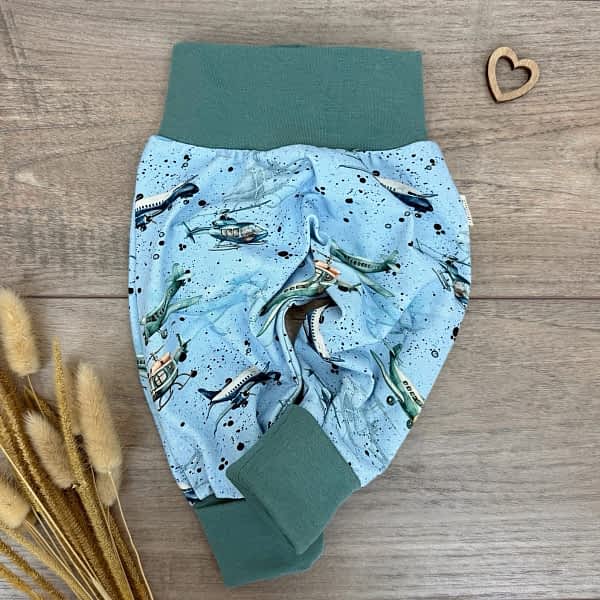 Handmade Pumphose Gr. 62 mit Flugzeugen auf hellblauem Hintergrund mit altgrünen Bündchen (wiederkehrende Farbe von den Flugzeugen); hochwertiger Jersey Stoff; mitwachsende Babykleidung