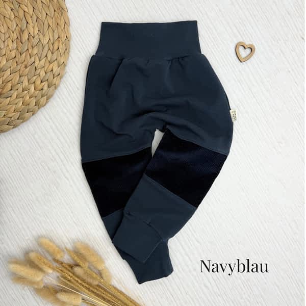 Krabbelhose dunkelblau Gr. 80 f&uuml;r Babys; robust durch Cord im Kniebereich mit weichen B&uuml;ndchen am Bauch und an den Beinen; weit geschnitten, bequem f&uuml;r Babys