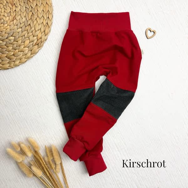 Bequeme Krabbelhose in rot mit grauem robustem Cord an den Knien