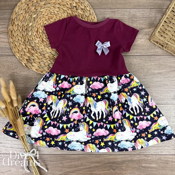 Handmade Kleid für Mädchen aus weichem Jersey Stoff mit Einhorn-Motiv mit Sternen in Regenbogen-Farben, das Oberteil ist einfarbig - liebevoll handgemacht & mitwachsend für Babys & Kinder
